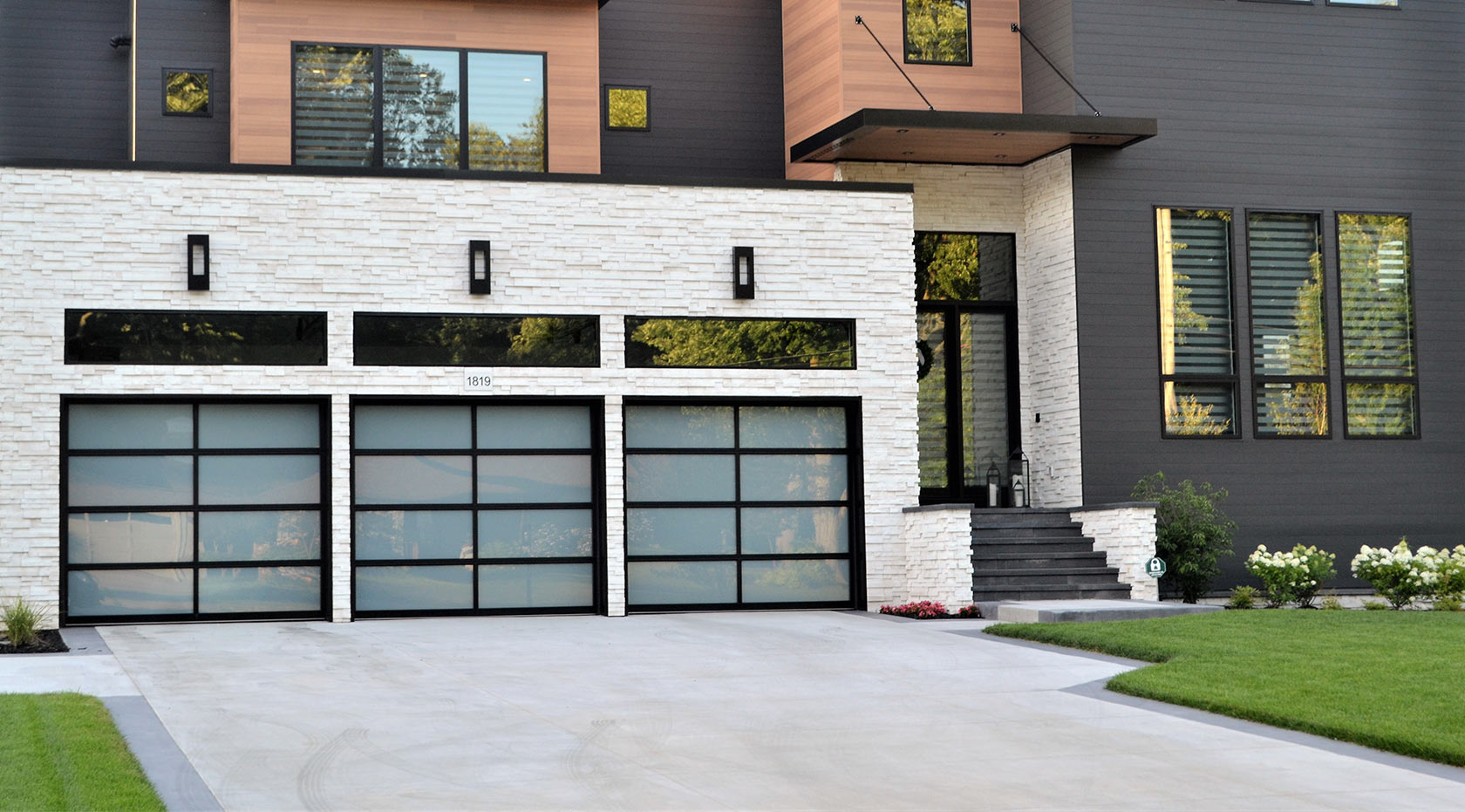 Garage doors repairs and installation in clearwater
